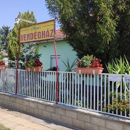 Ópusztaszeri Mózes Vendégház Exterior foto